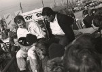 Rajd Warszawski 1977 - wyścig po rajdzie - w swetrze zwycięzca – Guy Frequelin; Fot. Leszek Małkowski